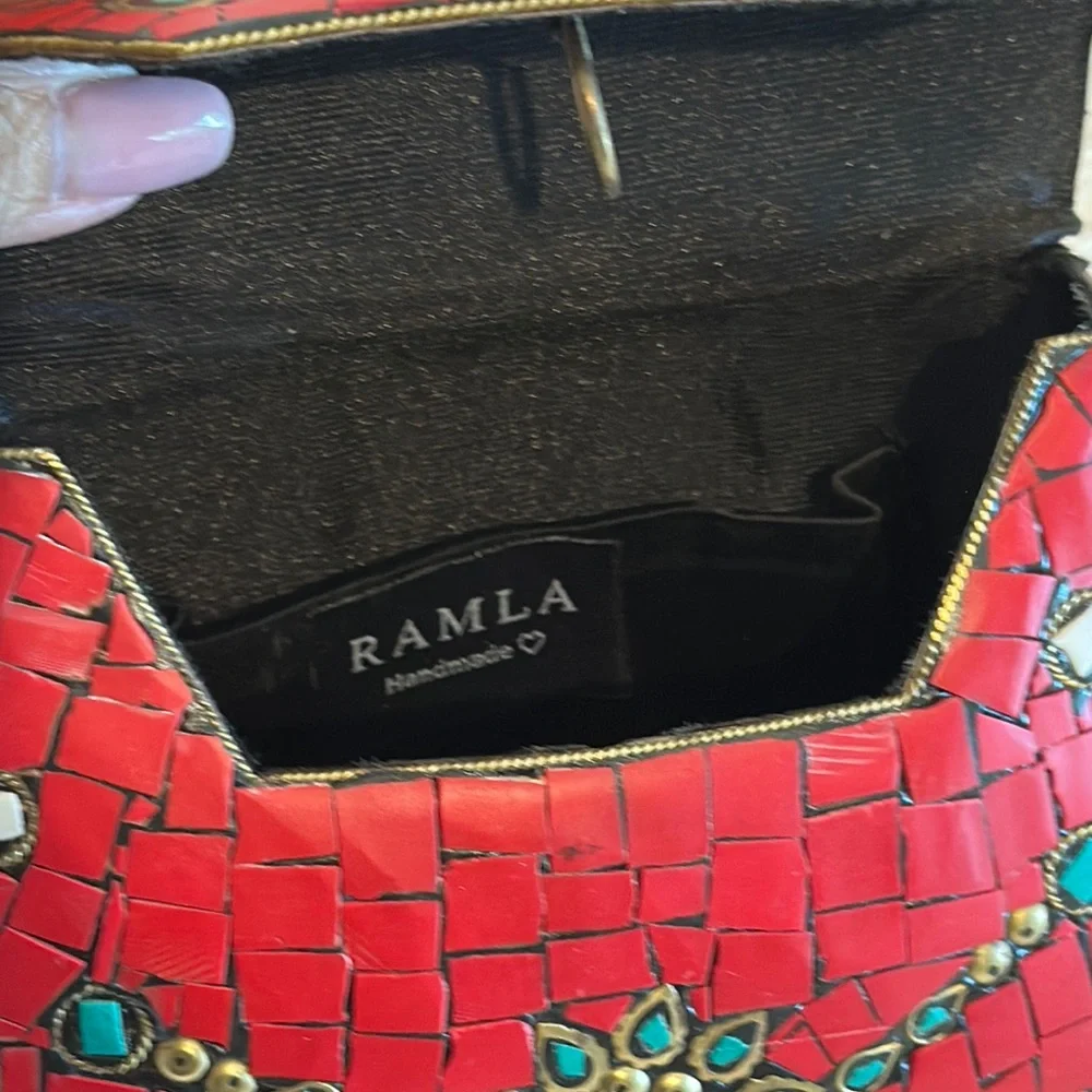 Elegant Red and Gold Crossbody Bag with Ornate Beadwork - Picture 5 of 9